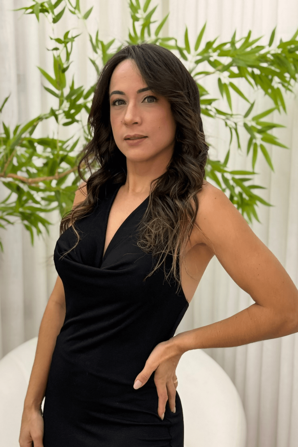Vestido Bia Longo com Decote em V Halter em Malha Preto