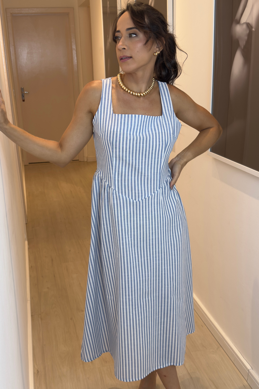 Vestido Grazi Listrado Decote Quadrado Sem Manga Azul