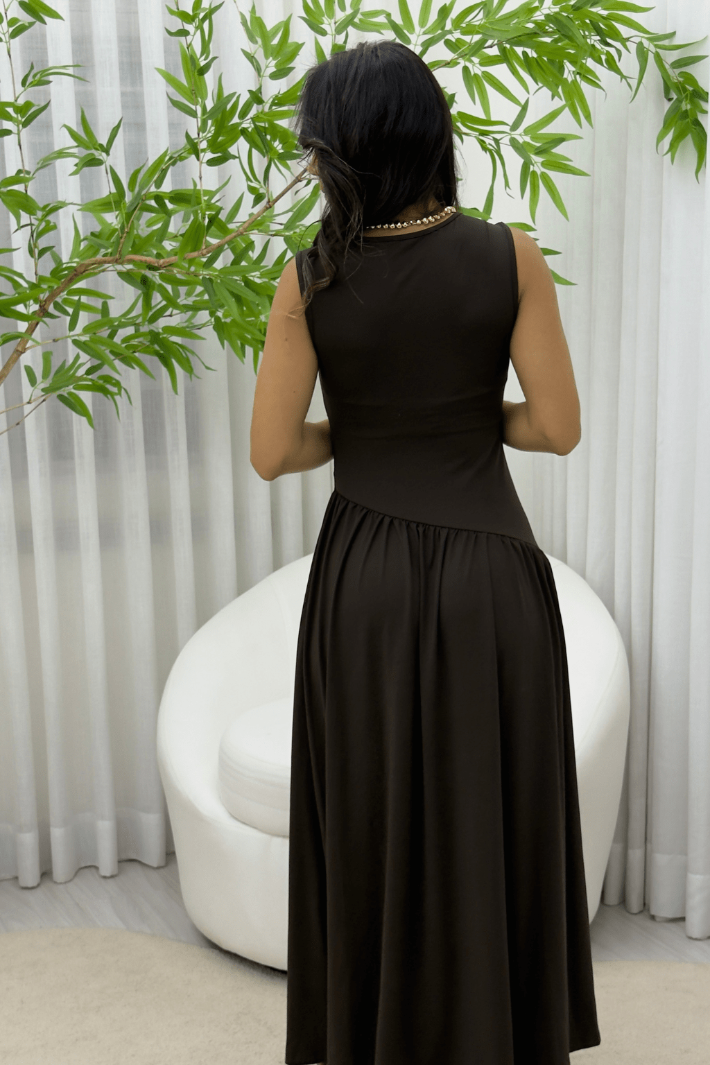 Vestido Meline Longo Cintura Franzida Minimalista Marrom