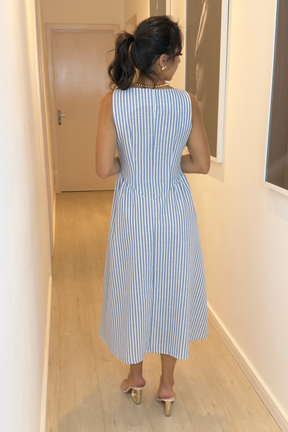 Vestido Grazi Listrado Decote Quadrado Sem Manga Azul