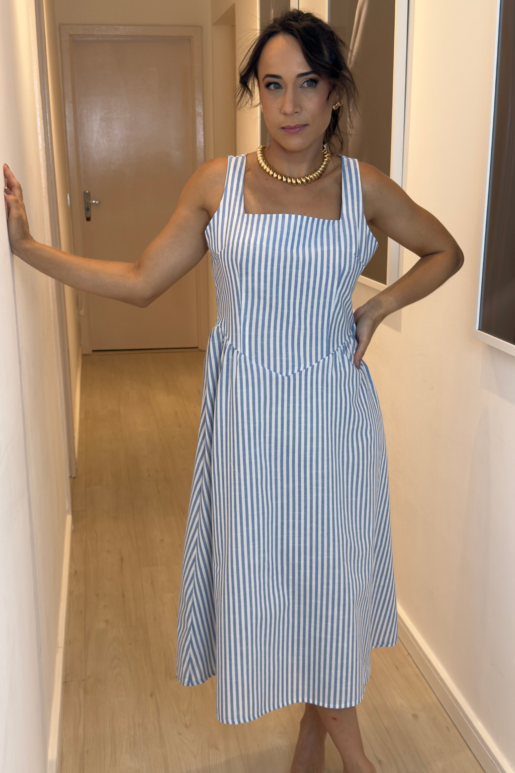 Vestido Grazi Listrado Decote Quadrado Sem Manga Azul