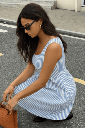 Vestido Grazi Listrado Decote Quadrado Sem Manga Azul