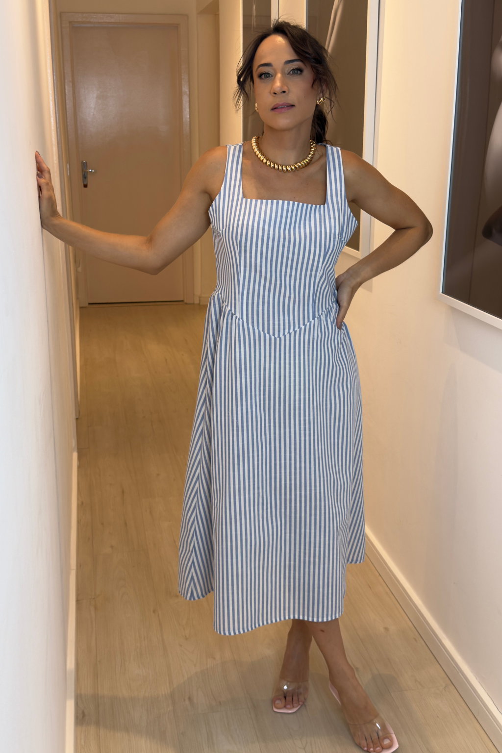 Vestido Grazi Listrado Decote Quadrado Sem Manga Azul