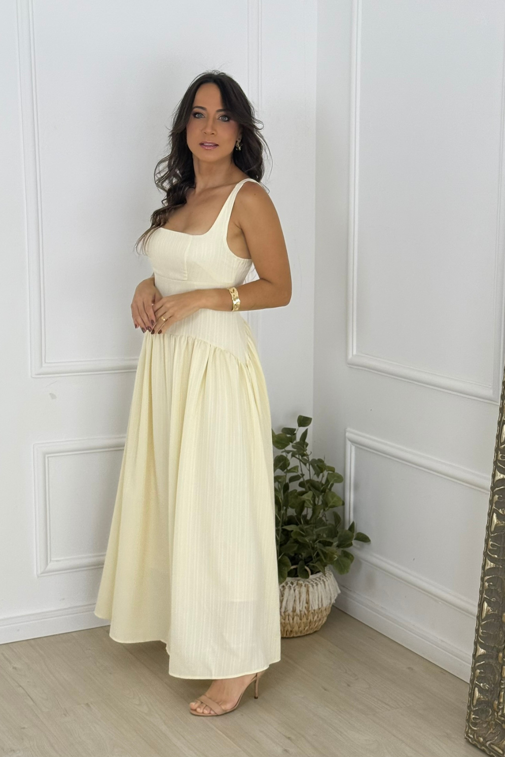 Vestido Vivi Decote Quadrado Plissado Sem Mangas Amarelo