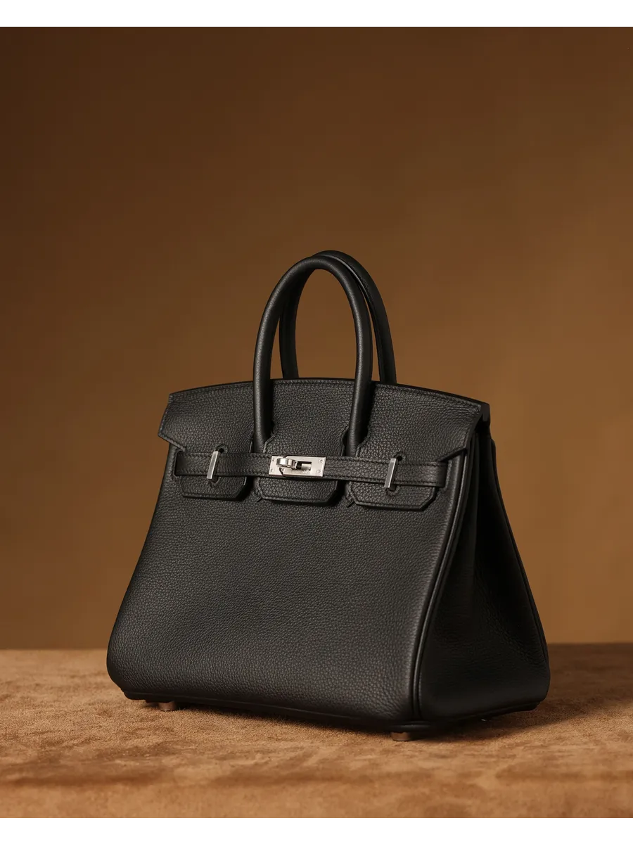 Bolsa Classic Média Couro Legítimo Barcelona Ferragem Prata