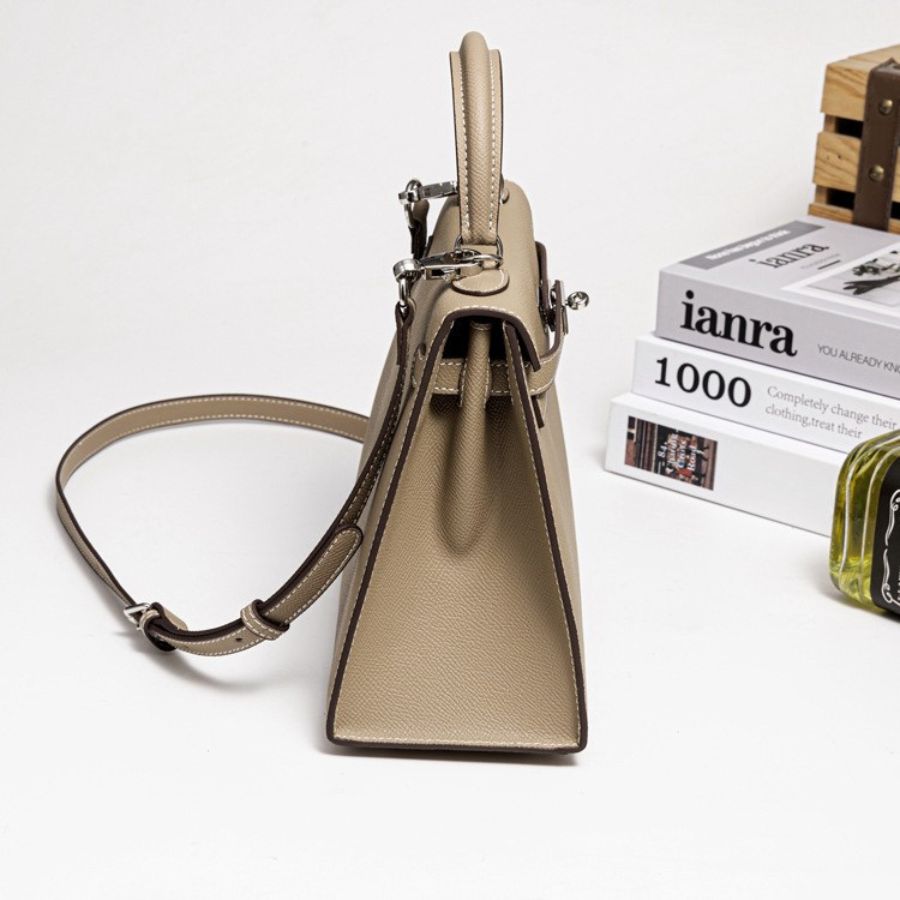 Bolsa Classic Média Couro Legítimo Madri Ferragem Prata