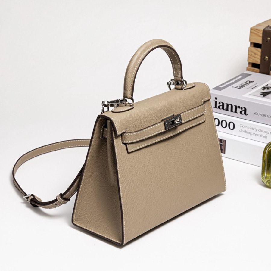 Bolsa Classic Média Couro Legítimo Madri Ferragem Prata